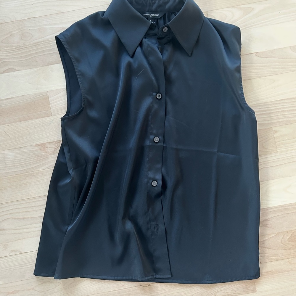 Banana Republic Black Satin Sleeveless Button-Down Shirt